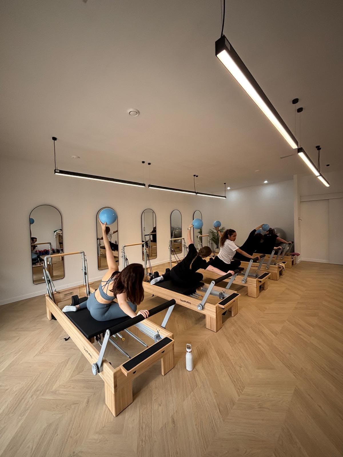 Clase de Pilates Reformer con pelota en grupo reducido en Aura Pilates Studio, Vallcarca Barcelona